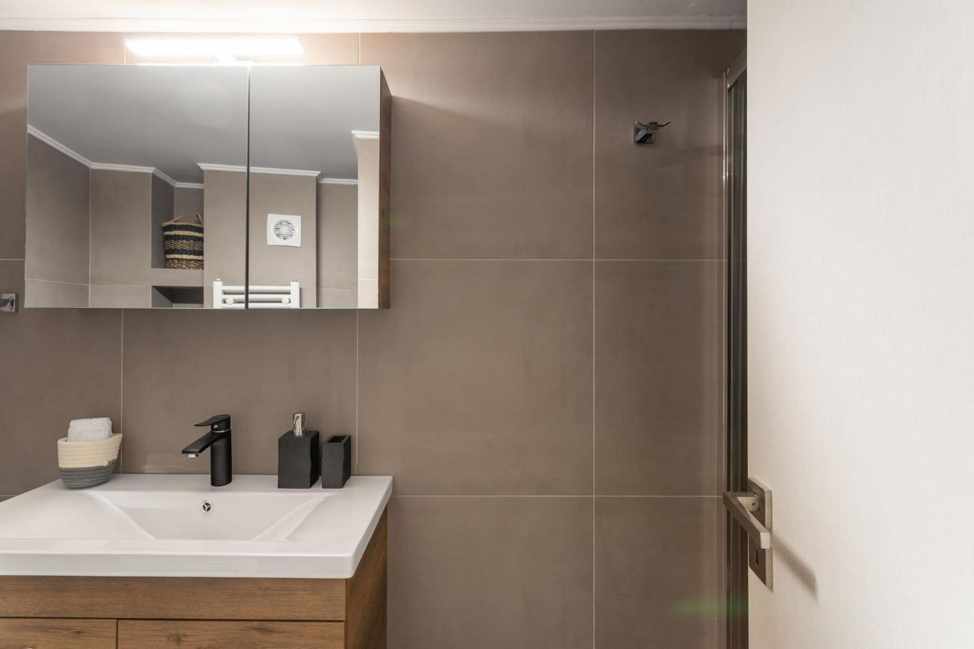 Deluxe 3-Bdrm Urban-Industrial Apt At Acropolis Athens Ngoại thất bức ảnh
