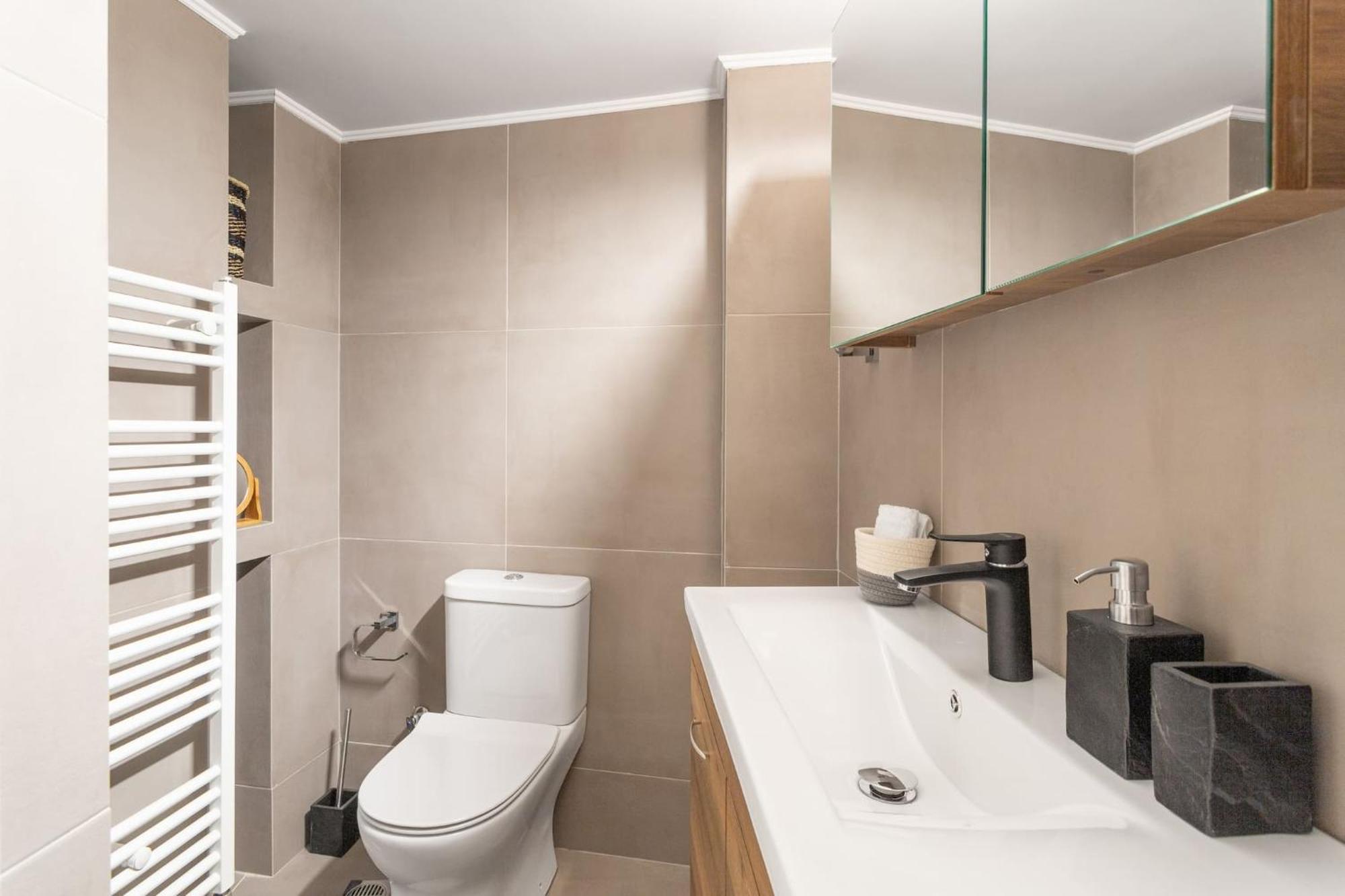 Deluxe 3-Bdrm Urban-Industrial Apt At Acropolis Athens Ngoại thất bức ảnh