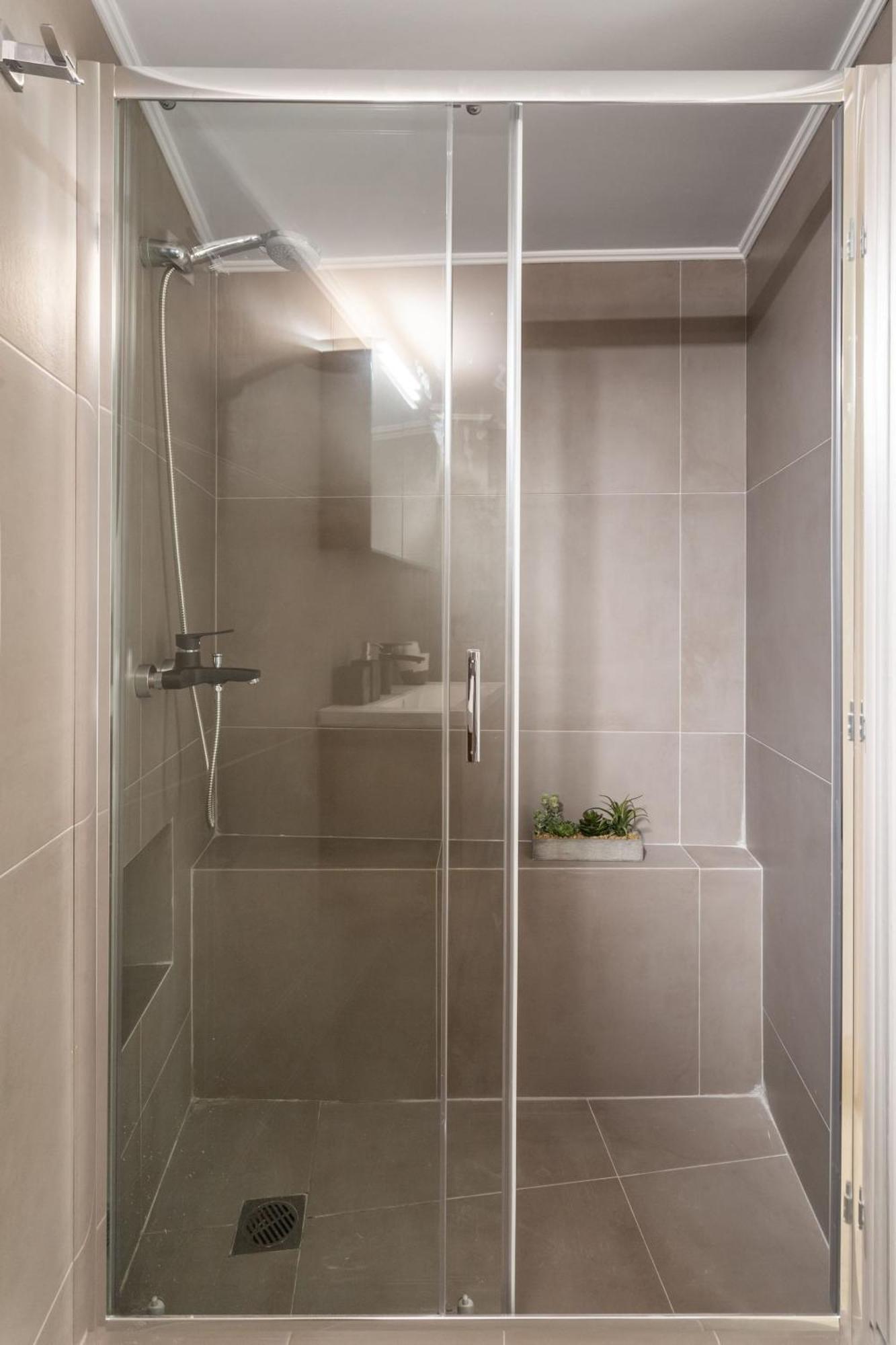 Deluxe 3-Bdrm Urban-Industrial Apt At Acropolis Athens Ngoại thất bức ảnh