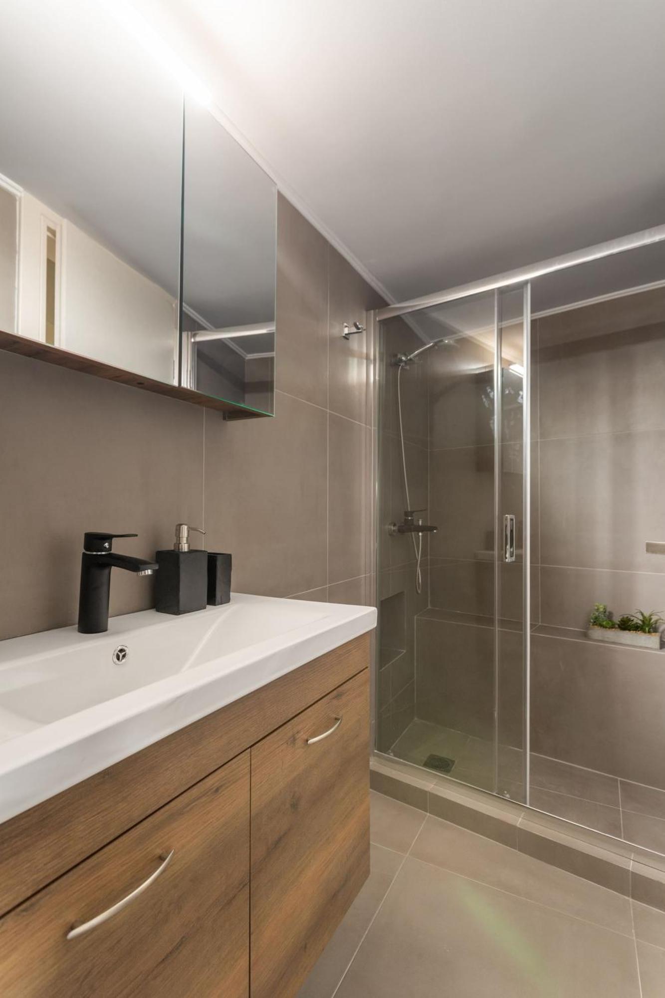 Deluxe 3-Bdrm Urban-Industrial Apt At Acropolis Athens Ngoại thất bức ảnh