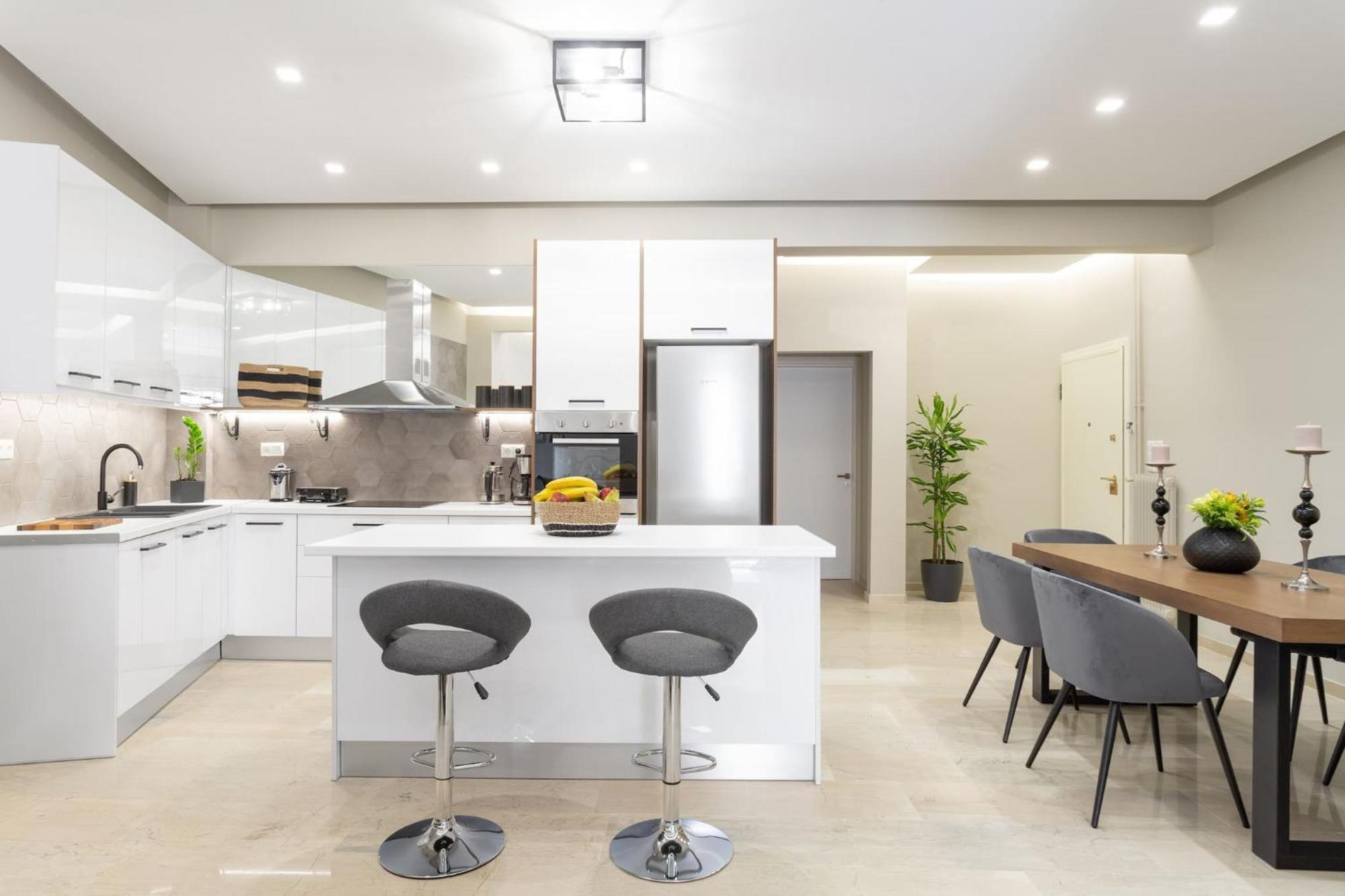 Deluxe 3-Bdrm Urban-Industrial Apt At Acropolis Athens Ngoại thất bức ảnh