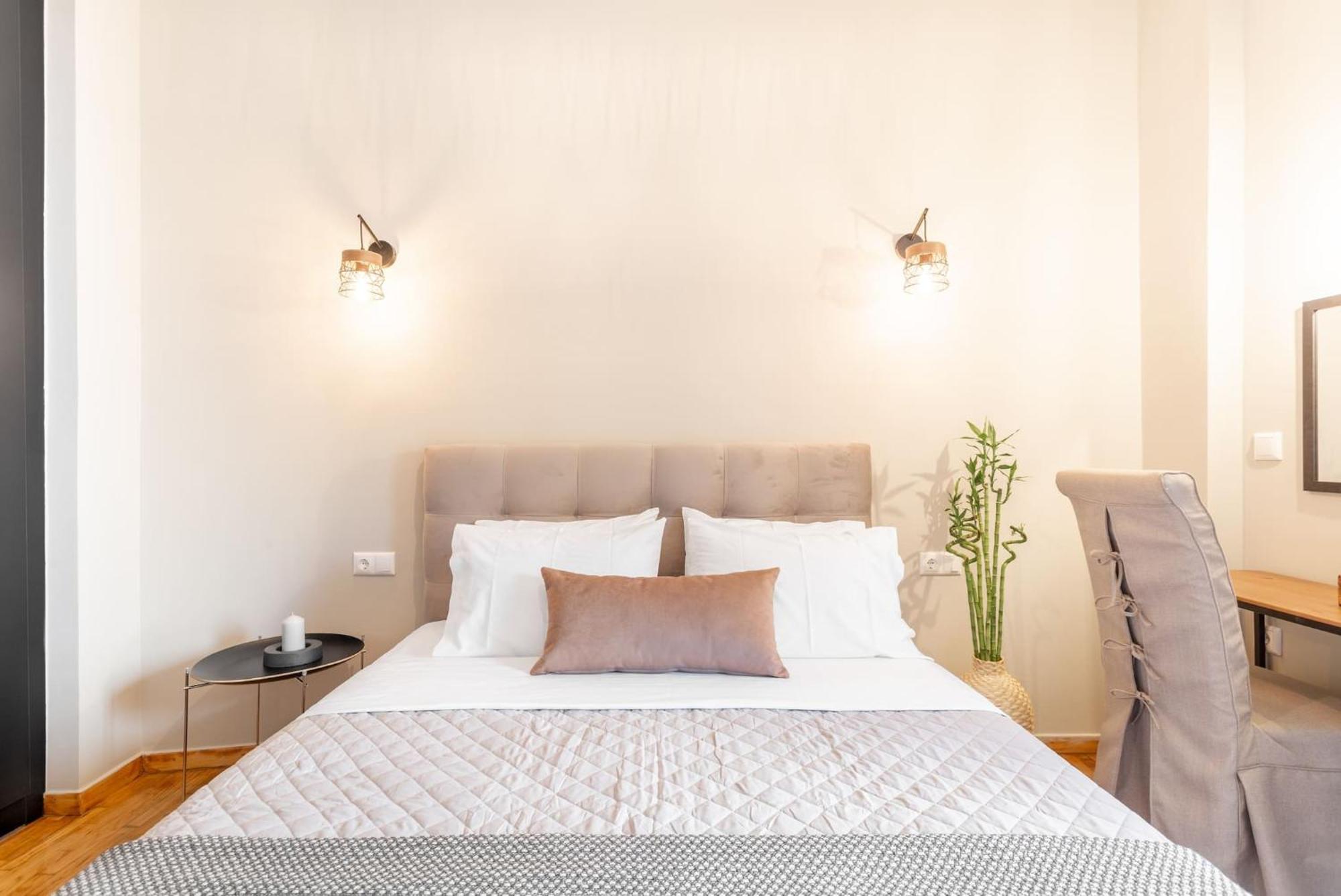 Deluxe 3-Bdrm Urban-Industrial Apt At Acropolis Athens Ngoại thất bức ảnh