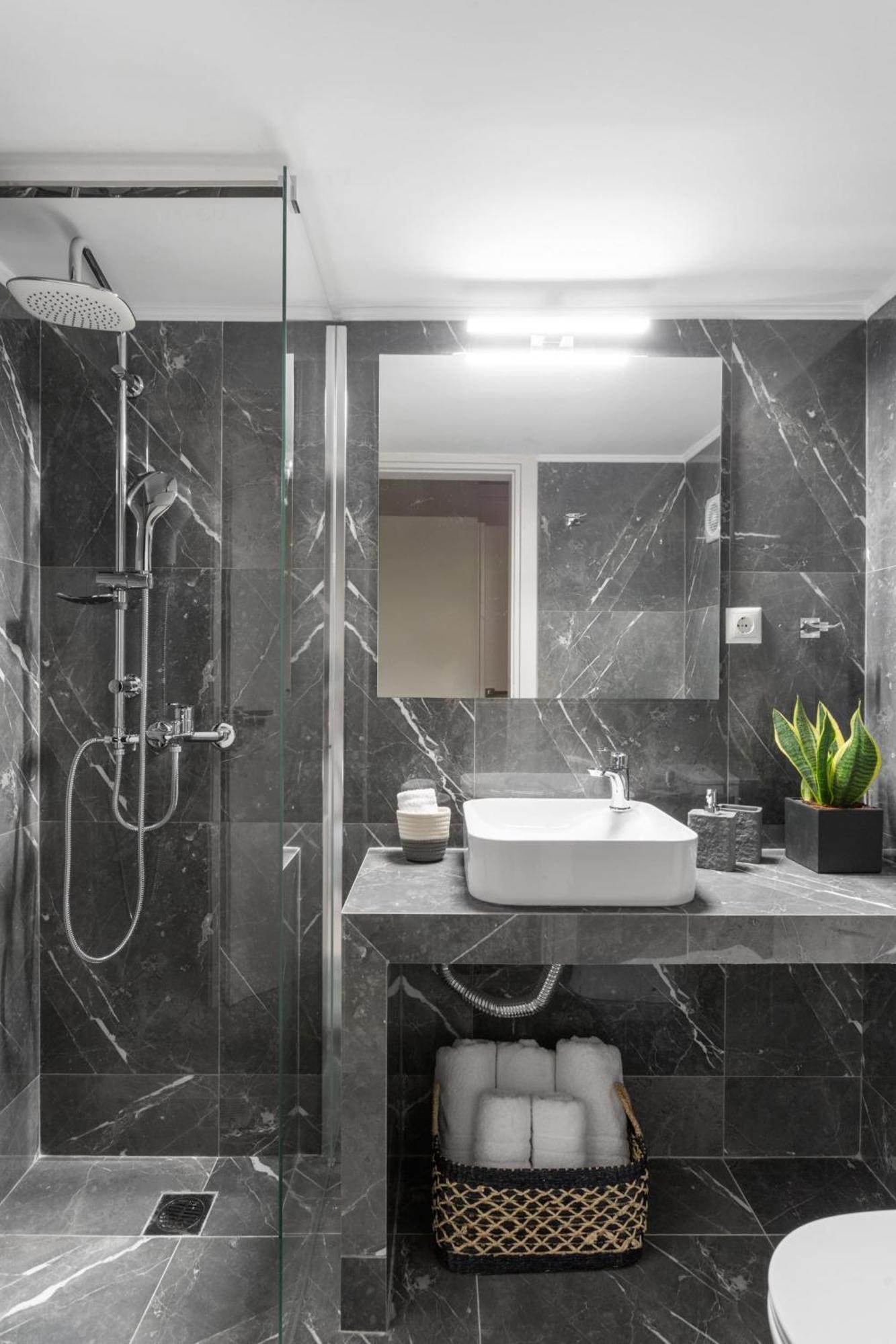 Deluxe 3-Bdrm Urban-Industrial Apt At Acropolis Athens Ngoại thất bức ảnh