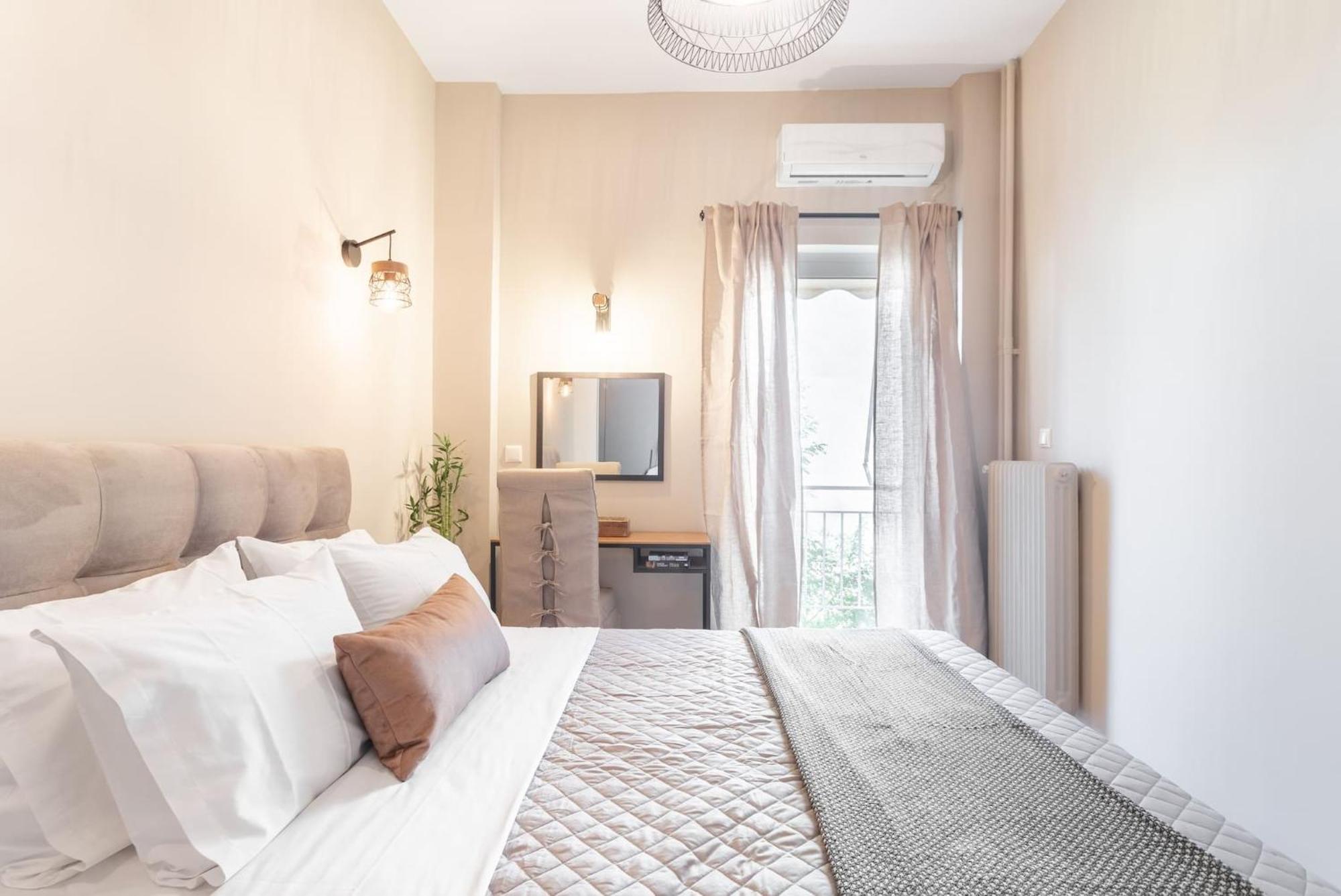 Deluxe 3-Bdrm Urban-Industrial Apt At Acropolis Athens Ngoại thất bức ảnh